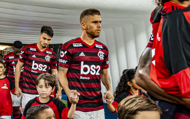 Time italiano entra na briga com árabes e pode ficar com volante do Flamengo
