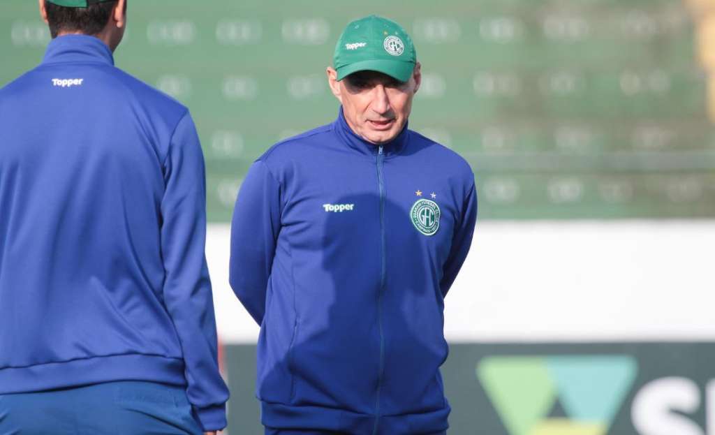 O técnico Roberto Fonseca não deu pistas do time que vai mandar a campo (Foto: Letícia Martins/Guarani)