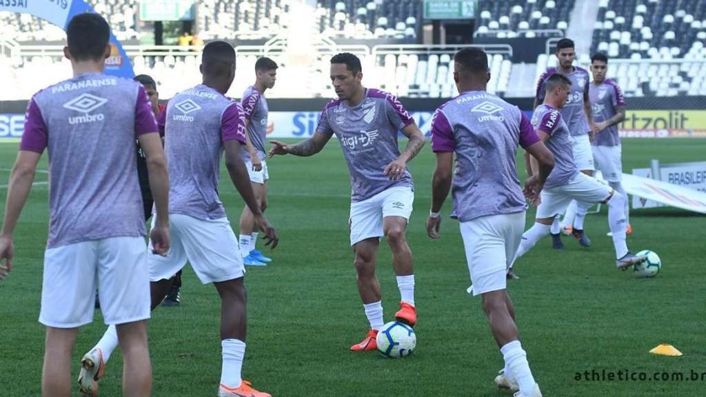 Adriano (ao centro) vai fazer sua estreia com a camisa do Athletico-PR