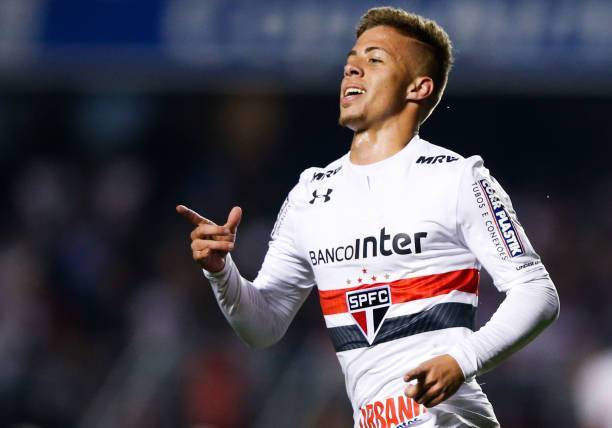 Sem espaço, São Paulo encaminha venda de meia para time português