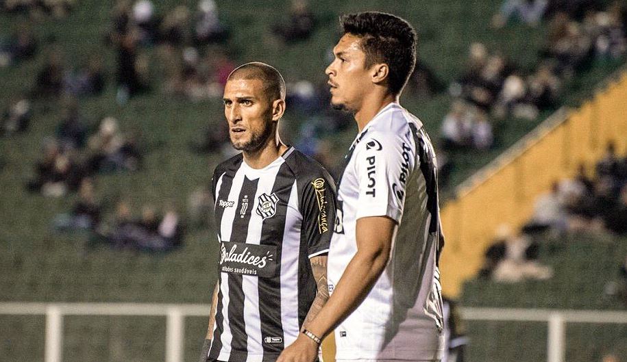 A Ponte Preta assumiu a quarta colocação de forma provisória ao vencer o Figueirense (Foto: Matheus Dias/FFC)