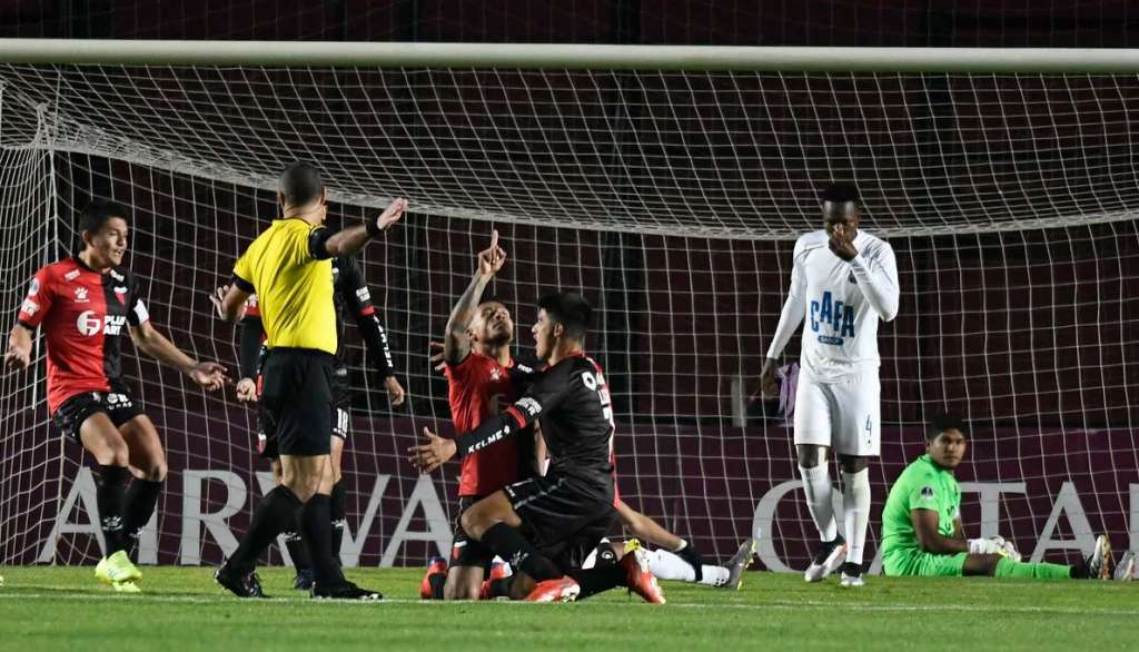 Jogadores do Colón comemoram a classificação diante do Zulia na Sul-Americana