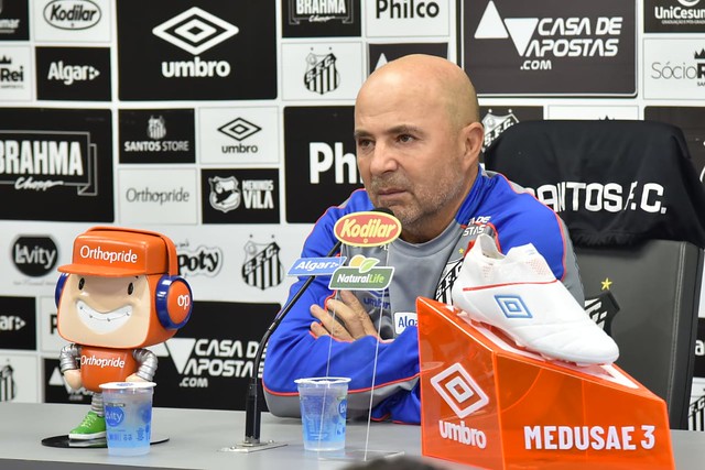 Sampaoli diz querer ficar muito tempo no Santos e promete ajudar Cueva
