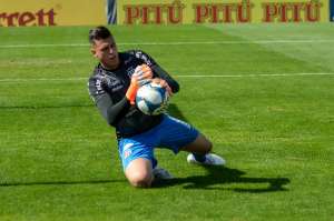 Antes de embarque, goleiro da Ponte Preta, convocado por Tite, é aplaudido por passageiros