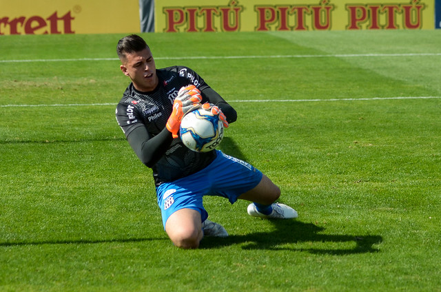 Antes de embarque, goleiro da Ponte Preta, convocado por Tite, é aplaudido por passageiros