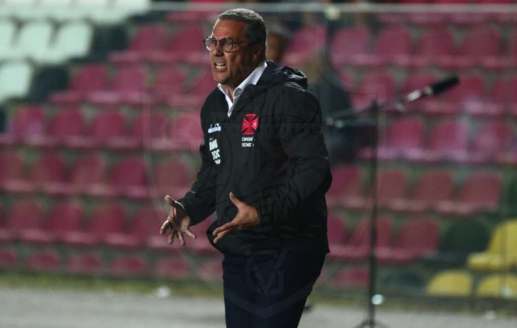 Vanderlei Luxemburgo voltou a lamentar o fato do Vasco não jogar em São Januário