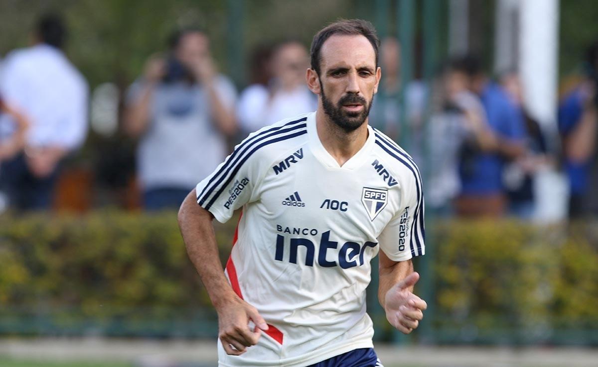 Juanfran desconversa sobre estreia pelo São Paulo, mas diz estar pronto