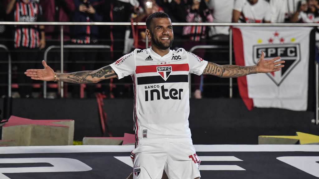 Daniel Alves fará sua estreia com a camisa do São Paulo