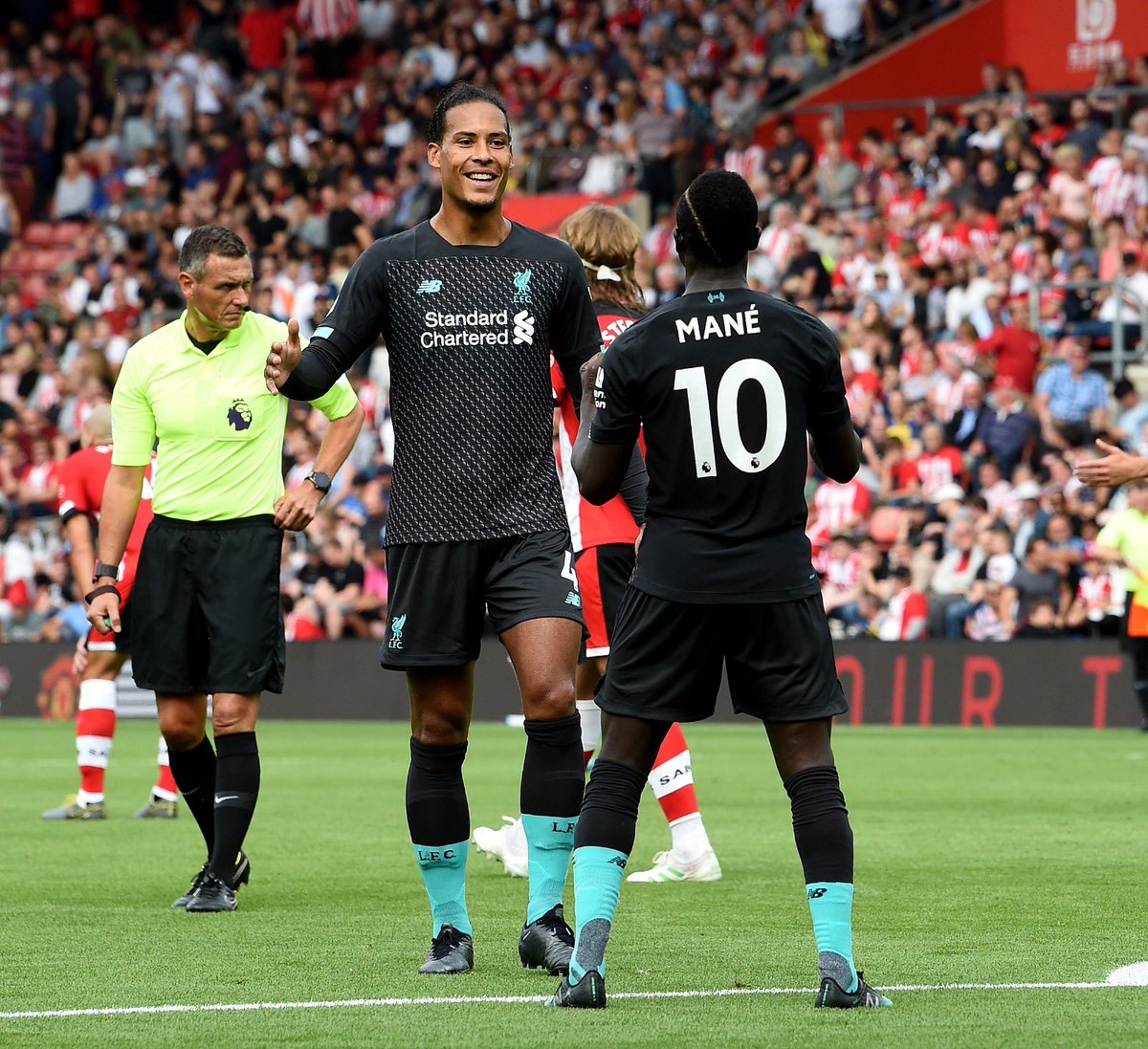 INGLÊS: Liverpool vê goleiro falhar, mas vence Southampton fora com golaço de Mané