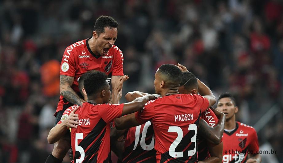 Jogadores comemoram gol de Marcelo Cirino neste sábado