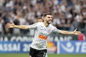 BRASILEIRÃO: Flamengo goleia rival; Corinthians vence e Palmeiras empata