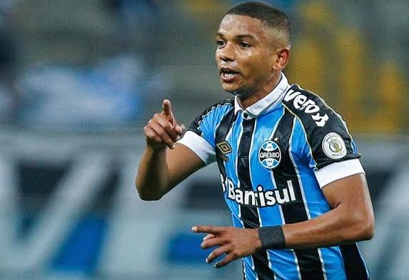 Zagueiro do Grêmio festeja gol mais bonito da carreira: ‘Assim de fora da área nunca fiz’