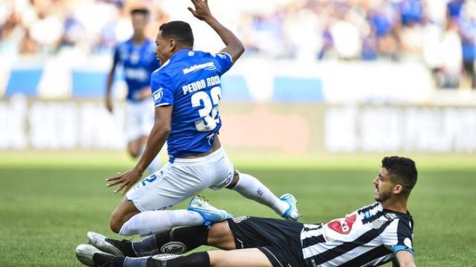 Gustavo Henrique foi expulso logo no primeiro minuto de jogo