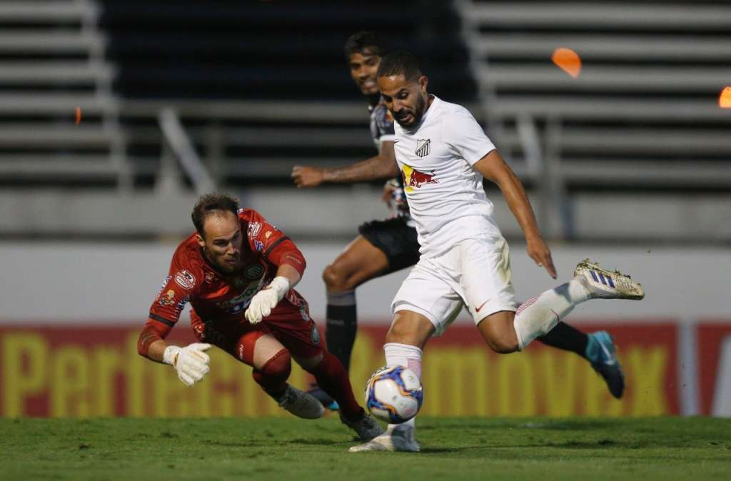 Na briga pela liderança, Bragantino e Coritiba jogam fora de casa