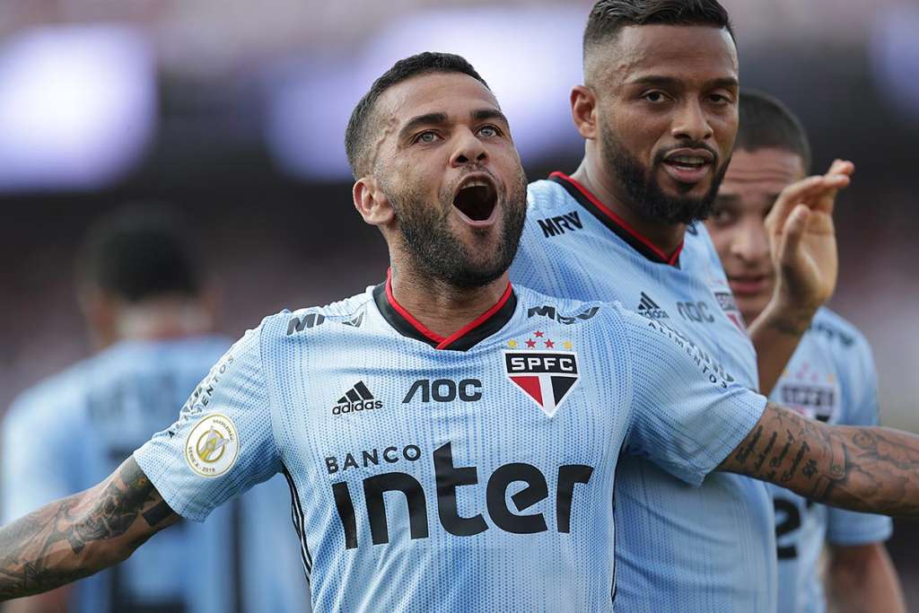 Daniel Alves balançou as redes em sua estreia pelo São Paulo