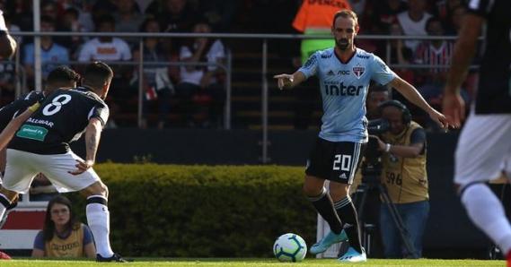 Após estreia, Juanfran analisa diferenças do futebol brasileiro para o europeu