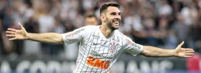 Lateral da Seleção e técnico com estrela brilharam em suas estreias no Brasileirão