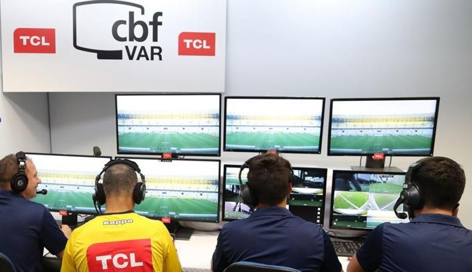 Presidentes de Fortaleza e Ceará vão à CBF com cartola da FCF contestar VAR