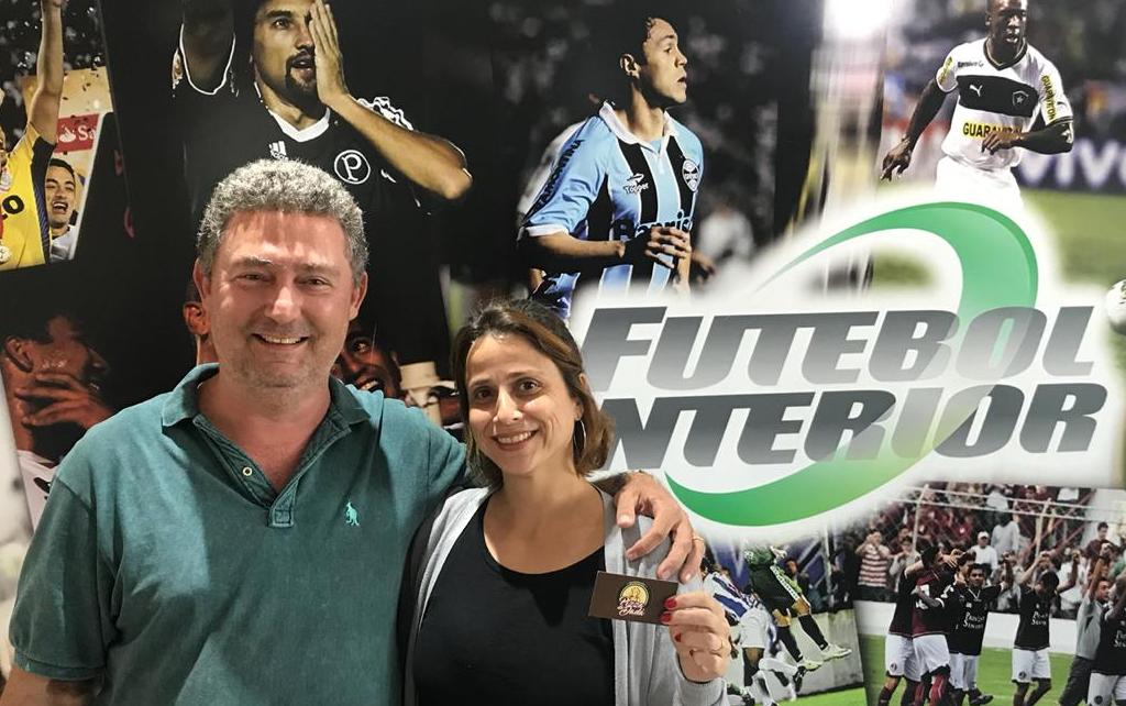 Vencedores da promoção da Pizzaria do Dadá retiram prêmio no Futebol Interior