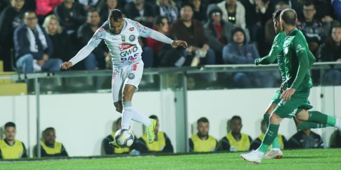 Guarani perde a terceira seguida e segue estacionado na lanterna da Série B - José Tramontin / Operário