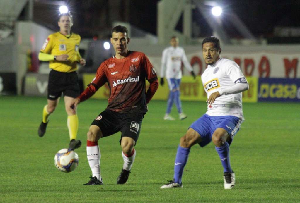 O São Bento bem que lutou, mas não conseguiu arrancar um empate em Pelotas (Foto: Carlos Insaurriaga/GEB)