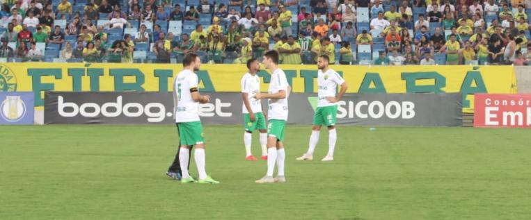 Jogadores do Cuiabá esperaram adversários em campo