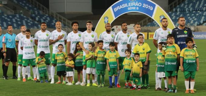Cuiabá entrou em campo e cantou o hino nacional