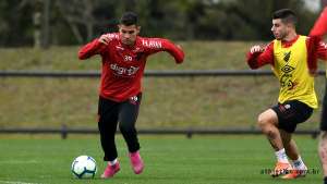 Em jogo atrasado, Athletico-PR encara São Paulo de olho no G6 do Brasileirão