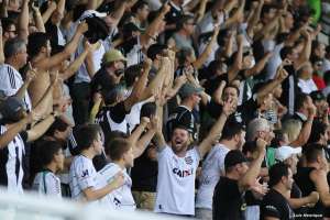 Série B: Após W.O, elenco do Figueirense recebe apoio da torcida no desembarque
