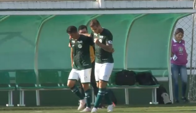 Renatinho comemora o primeiro gol do Goiás com o experiente Rafael Moura (Foto: Reprodução/Goiás TV)