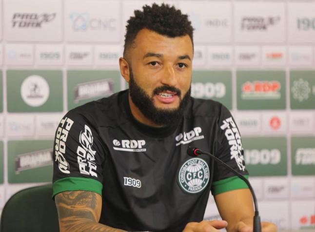 Sem mágoa do Fla, Muralha dá a volta por cima no Coritiba e até sonha com seleção