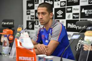 De volta ao Brasil, Evandro diz ser mais fácil jogar no esquema de Sampaoli