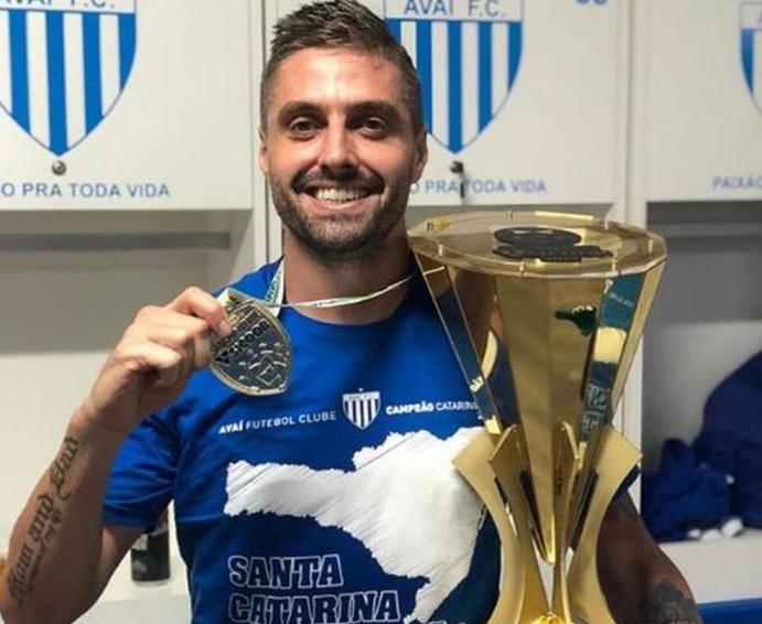 Em comum acordo, Avaí rescinde contrato com meia André Moritz