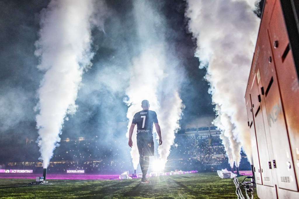  Com festa de torcida em estádio, Ribéry é apresentado na Fiorentina
