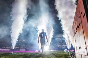 Italiano: Com festa de torcida em estádio, Ribéry é apresentado na Fiorentina