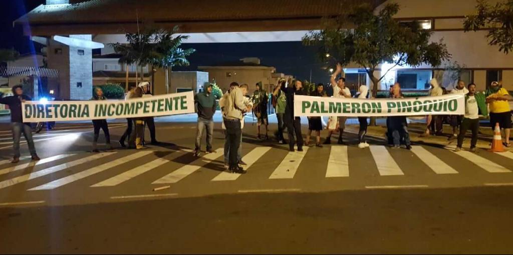 Torcedores protestam em condomínio do presidente do Guarani