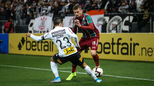 Fagner e Caio Henrique travaram embate interessante nas laterais - Lucas Merçon / Fluminense