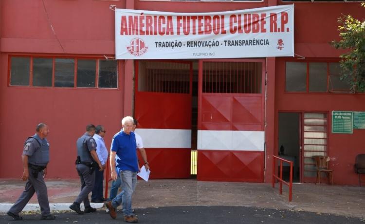 Com ajuda da PM, cartola retorna à presidência de clube da Segundona