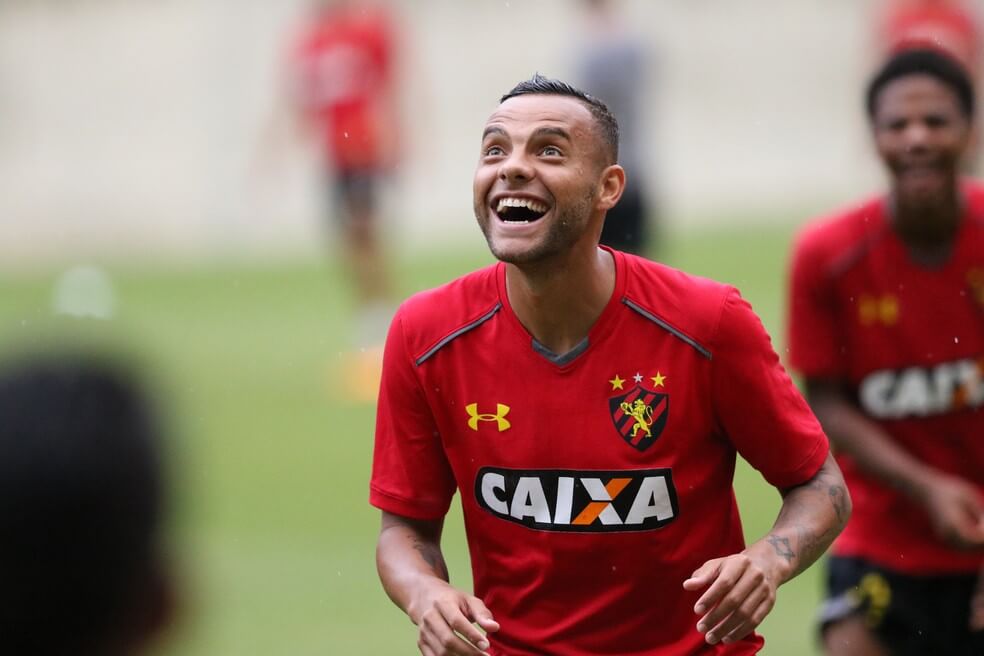 De olho no mercado, Vasco avalia atacantes de Atlético-MG e Sport