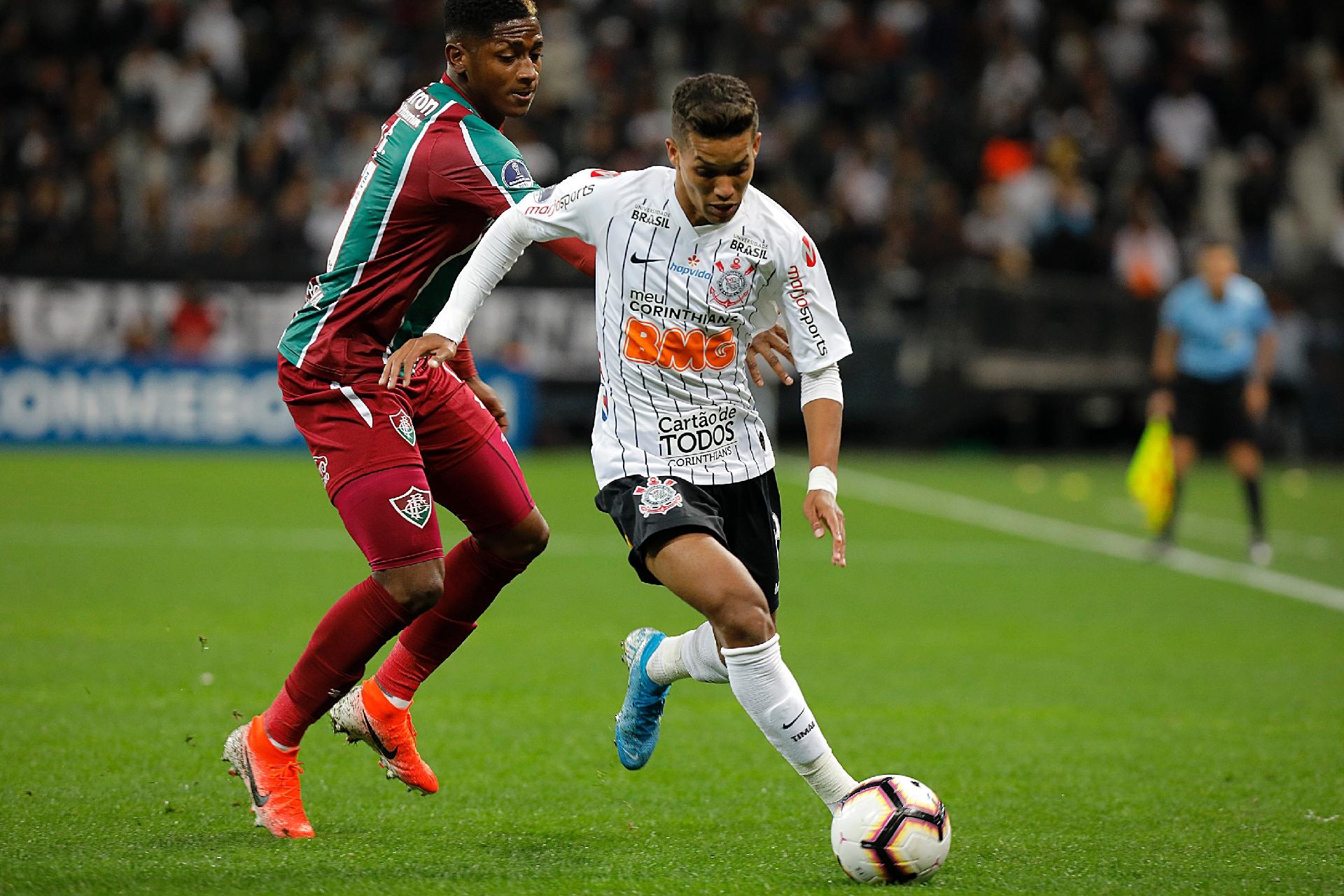 Após sair de maca no empate do Corinthians, meia será avaliado nesta sexta
