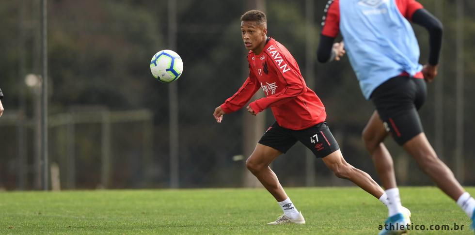Antes de confronto decisivo, Athletico reencontra Grêmio com time titular
