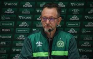 Presidente da Chapecoense se afasta do cargo para resolver problemas de receita