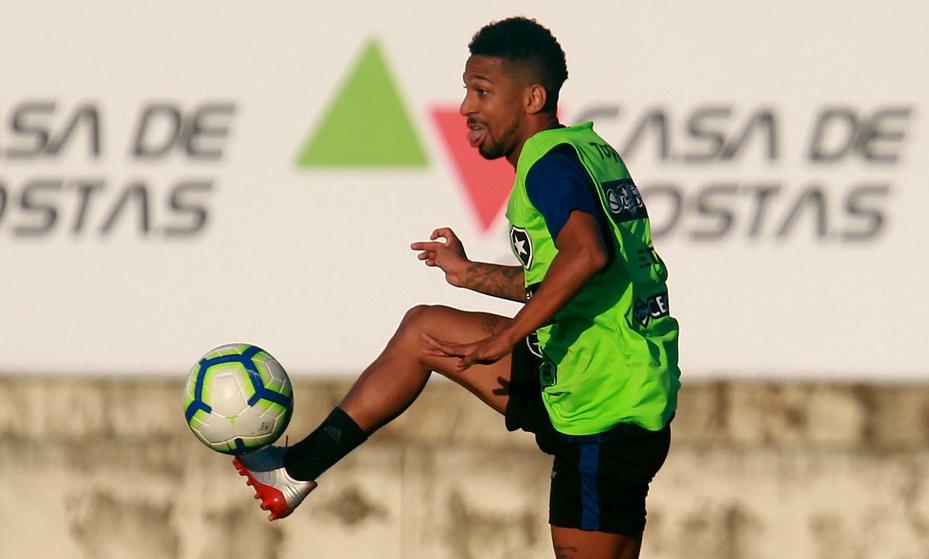 Botafogo rescinde contrato com atacante que sequer estreou