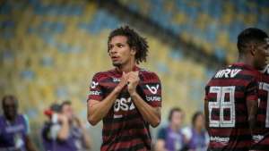 Em boa fase no Fla, Arão ressalta importância de estudar atacantes adversários