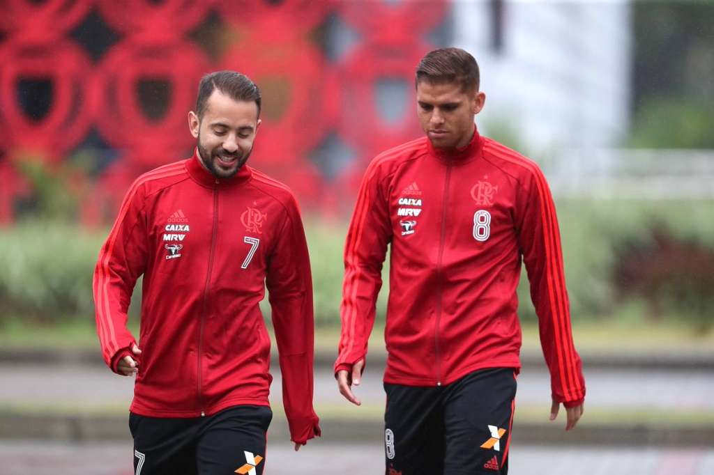 Cuellar (dir) pode estar de saída do Flamengo.