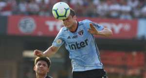 São Paulo passou por cima do Furacão e encosta nos líderes do Brasileirão