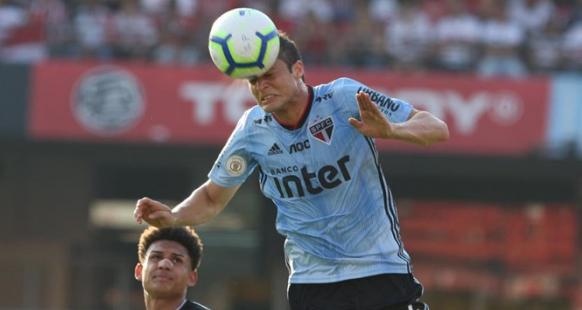 São Paulo passou por cima do Furacão e encosta nos líderes do Brasileirão