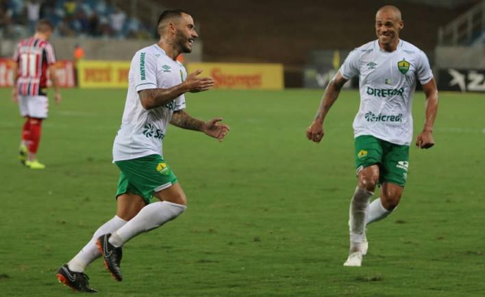 Jean Patrick comemora segundo gol do Cuiabá