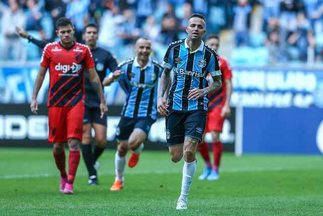 Atacante ultrapassa marca de Renato Gaúcho e é aplaudido pela torcida