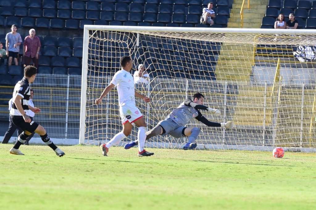 Erick Salles conclui para marcar o segundo gol